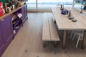 Dřevěná kartáčovaná podlaha Exclusive floors XXL Dub kouřový, široké prkno 260mm. Realizace podlahy 150m2 v RD.  Podl… –…