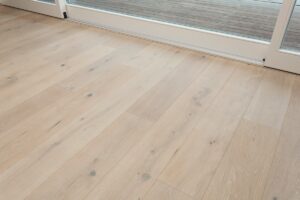 Dřevěná kartáčovaná podlaha Exclusive floors XXL Dub kouřový, široké prkno 260mm. Realizace podlahy 150m2 v RD.  Podl… –…