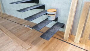 Pokládka dřevěné kartáčované podlahy Dub přírodní rustik 120mm s vodné odolným povrchem. Akční ceny do konce května n… –…