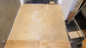 Pokládka dřevěné kartáčované podlahy Dub přírodní rustik 120mm s vodné odolným povrchem. Akční ceny do konce května n… –…