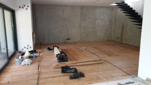 Pokládka dřevěné kartáčované podlahy Dub přírodní rustik 120mm s vodné odolným povrchem. Akční ceny do konce května n… –…