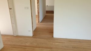 Pokládka dřevěné kartáčované podlahy Dub přírodní rustik 120mm s vodné odolným povrchem. Akční ceny do konce května n… –…