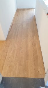 Pokládka dřevěné kartáčované podlahy Dub přírodní rustik 120mm s vodné odolným povrchem. Akční ceny do konce května n… –…