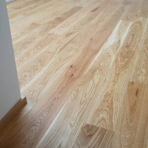 Realizace dřevéné podlahy Dub přírodní rustik s vodě a skvrnám odolným povrchem – www.exclusivefloors.cz. – fotka 7 z…