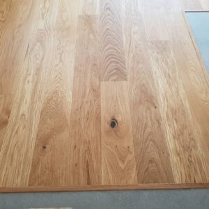 Realizace dřevéné podlahy Dub přírodní rustik s vodě a skvrnám odolným povrchem – www.exclusivefloors.cz. – fotka 9 z…