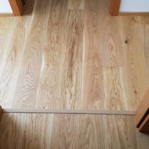 Realizace dřevéné podlahy Dub přírodní rustik s vodě a skvrnám odolným povrchem – www.exclusivefloors.cz. – fotka 10…