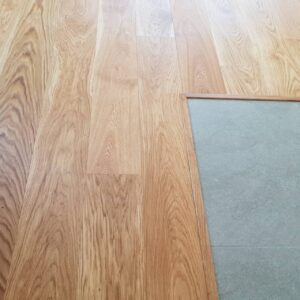 Realizace dřevéné podlahy Dub přírodní rustik s vodě a skvrnám odolným povrchem – www.exclusivefloors.cz. – fotka 4 z…