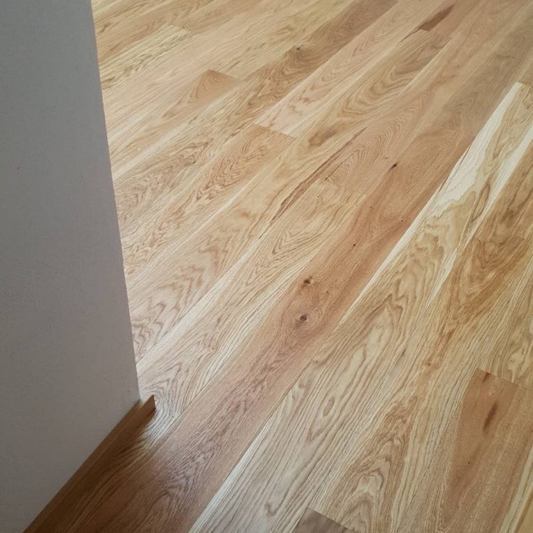 Realizace dřevéné podlahy Dub přírodní rustik s vodě a skvrnám odolným povrchem – www.exclusivefloors.cz. – realizace…