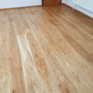 Realizace dřevéné podlahy Dub přírodní rustik s vodě a skvrnám odolným povrchem – www.exclusivefloors.cz. – fotka 6 z…