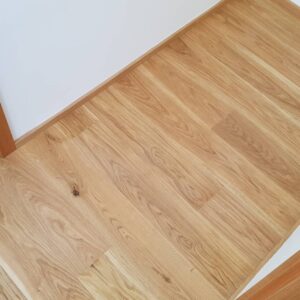 Realizace dřevéné podlahy Dub přírodní rustik s vodě a skvrnám odolným povrchem – www.exclusivefloors.cz. – fotka 3 z…