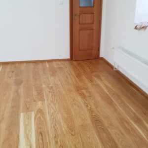 Realizace dřevéné podlahy Dub přírodní rustik s vodě a skvrnám odolným povrchem – www.exclusivefloors.cz. – fotka 5 z…