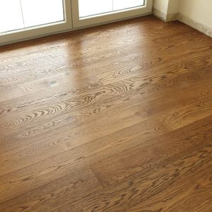 Realizace dřevěné podlahy Exclusive floors Dub tmavě hnědý v RD – www.exclusivefloors.cz. – fotka 2 z realizace…