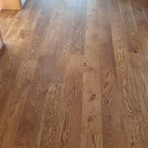Realizace dřevěné podlahy Exclusive floors Dub tmavě hnědý v RD – www.exclusivefloors.cz. – fotka 7 z realizace…