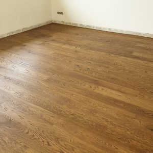 Realizace dřevěné podlahy Exclusive floors Dub tmavě hnědý v RD – www.exclusivefloors.cz. – fotka 3 z realizace…