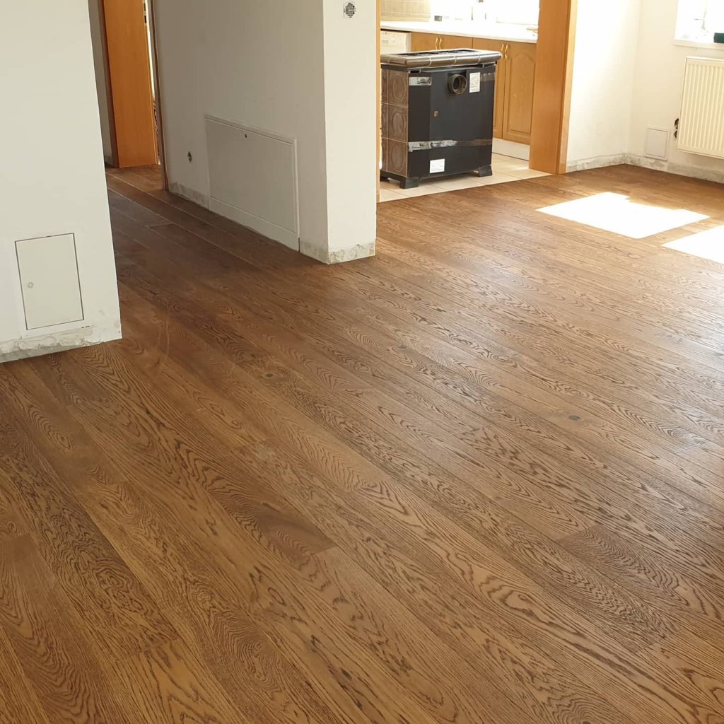 Realizace dřevěné podlahy Exclusive floors Dub tmavě hnědý v RD – www.exclusivefloors.cz. – realizace podlahy…