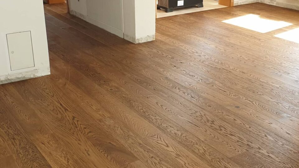 Realizace dřevěné podlahy Exclusive floors Dub tmavě hnědý v RD – www.exclusivefloors.cz. – realizace podlahy…