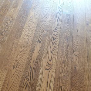 Realizace dřevěné podlahy Exclusive floors Dub tmavě hnědý v RD – www.exclusivefloors.cz. – fotka 9 z realizace…