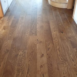 Realizace dřevěné podlahy Exclusive floors Dub tmavě hnědý v RD – www.exclusivefloors.cz. – fotka 6 z realizace…