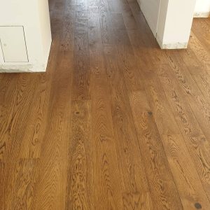 Realizace dřevěné podlahy Exclusive floors Dub tmavě hnědý v RD – www.exclusivefloors.cz. – fotka 4 z realizace…