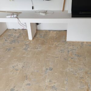 Vysekávání dřevěné podlahy ve vytopeném bytu a příprava na pokládku nové dřevéné podlahy… ještě bude následovat min……
