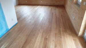 Dřevěná podlaha Exclusive floors Dub přírodní rustik s voděodolnou ochranou. Dřevěné podlahy máme skladem. Akční ceny… –…