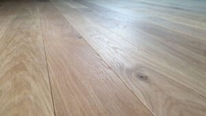 Dřevěná podlaha Exclusive floors Dub přírodní rustik s voděodolnou ochranou. Dřevěné podlahy máme skladem. Akční ceny… –…