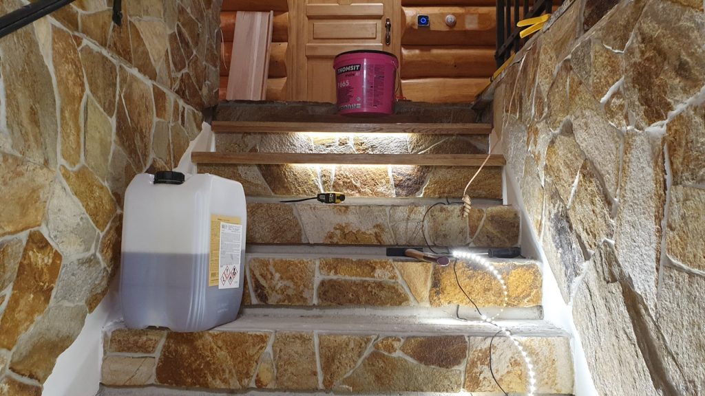 Montáž dřevěného schodiště s LED podsvícením…. – realizace podlahy Exclusive Floors