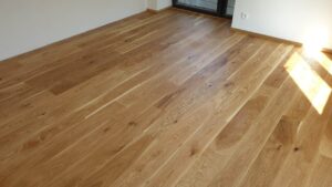 Realizace dřevěné podlahy Exclusive floors Dub světlý Elegant 190mm v RD v Děčíně. – fotka 3 z realizace Exclusive Floors