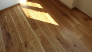 Realizace dřevěné podlahy Exclusive floors Dub světlý Elegant 190mm v RD v Děčíně.
