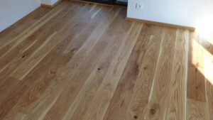 Realizace dřevěné podlahy Exclusive floors Dub světlý Elegant 190mm v RD v Děčíně. – fotka 2 z realizace Exclusive Floors