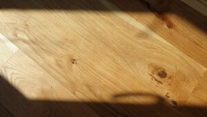 Realizace dřevěné podlahy Exclusive floors Dub světlý Elegant 190mm v RD v Děčíně. – fotka 5 z realizace Exclusive Floors