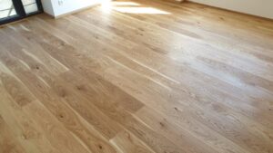 Realizace dřevěné podlahy Exclusive floors Dub světlý Elegant 190mm v RD v Děčíně. – fotka 7 z realizace Exclusive Floors