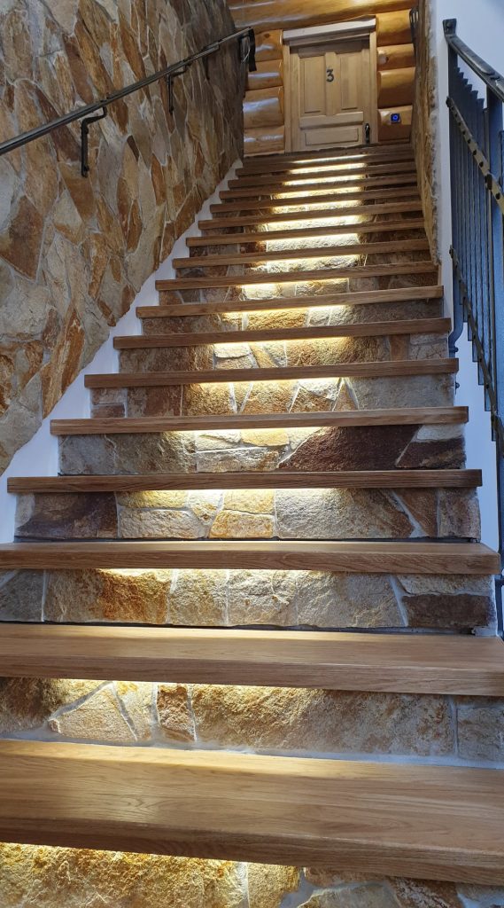 Dřevěný obklad schodiště dubovými nášlapy s podsvícením. – realizace podlahy Exclusive Floors
