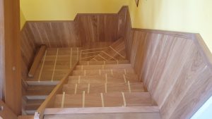 Renovace schodiště, výměna zábradlí a obložení stěny dřevěnou podlahou Exclusive floors. www.exclusivefloors.cz. – fotka 3…