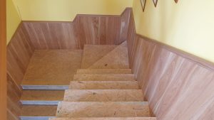 Renovace schodiště, výměna zábradlí a obložení stěny dřevěnou podlahou Exclusive floors. www.exclusivefloors.cz. – fotka 2…