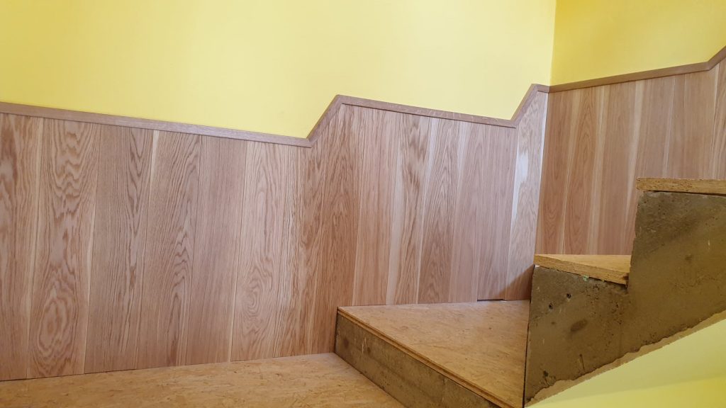 Renovace schodiště, výměna zábradlí a obložení stěny dřevěnou podlahou Exclusive floors. www.exclusivefloors.cz. –…