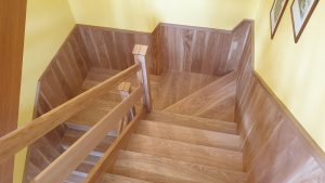 Renovace schodiště, výměna zábradlí a obložení stěny dřevěnou podlahou Exclusive floors. www.exclusivefloors.cz. – fotka 11…