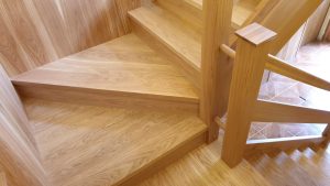 Renovace schodiště, výměna zábradlí a obložení stěny dřevěnou podlahou Exclusive floors. www.exclusivefloors.cz. – fotka 10…