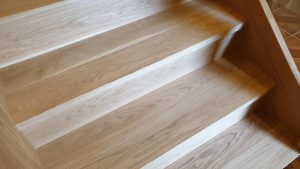 Renovace schodiště, výměna zábradlí a obložení stěny dřevěnou podlahou Exclusive floors. www.exclusivefloors.cz. – fotka 8…