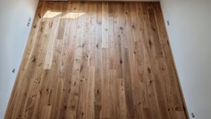 Dřevěná podlaha Exclusive floors Dub přírodní rustik s voděodolnou ochranou. Dřevěné podlahy máme skladem. Akční ceny… –…