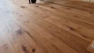 Dřevěná podlaha Exclusive floors Dub přírodní rustik s voděodolnou ochranou. Dřevěné podlahy máme skladem. Akční ceny… –…