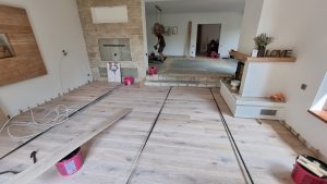 Pokládka dřevěné podlahy Exclusive floors dub bělený v rodinném domu. Pokládka dřevěné podlahy na dlažbu, penetrace P… –…