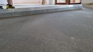 Pokládka dřevěné podlahy Exclusive floors dub bělený v rodinném domu. Pokládka dřevěné podlahy na dlažbu, penetrace P… –…
