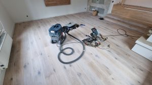 Pokládka dřevěné podlahy Exclusive floors dub bělený v rodinném domu. Pokládka dřevěné podlahy na dlažbu, penetrace P… –…