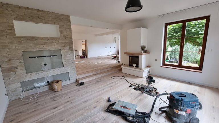 Pokládka dřevěné podlahy Exclusive floors dub bělený v rodinném domu. Pokládka dřevěné podlahy na dlažbu, penetrace P… –…