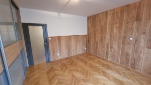 Dřevěné obložení stěny podlahou Exclusive floors dub přírodní. – realizace podlahy Exclusive Floors