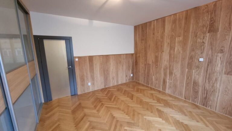Dřevěné obložení stěny podlahou Exclusive floors dub přírodní. – realizace podlahy Exclusive Floors