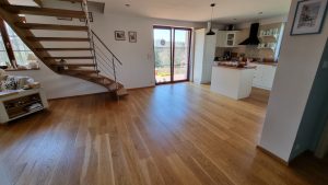 Olejování dřevěné podlahy Exclusive floors Dub přírodní Elegant skvrnám odolným olejem, který ochrání podlahu na rozl… –…