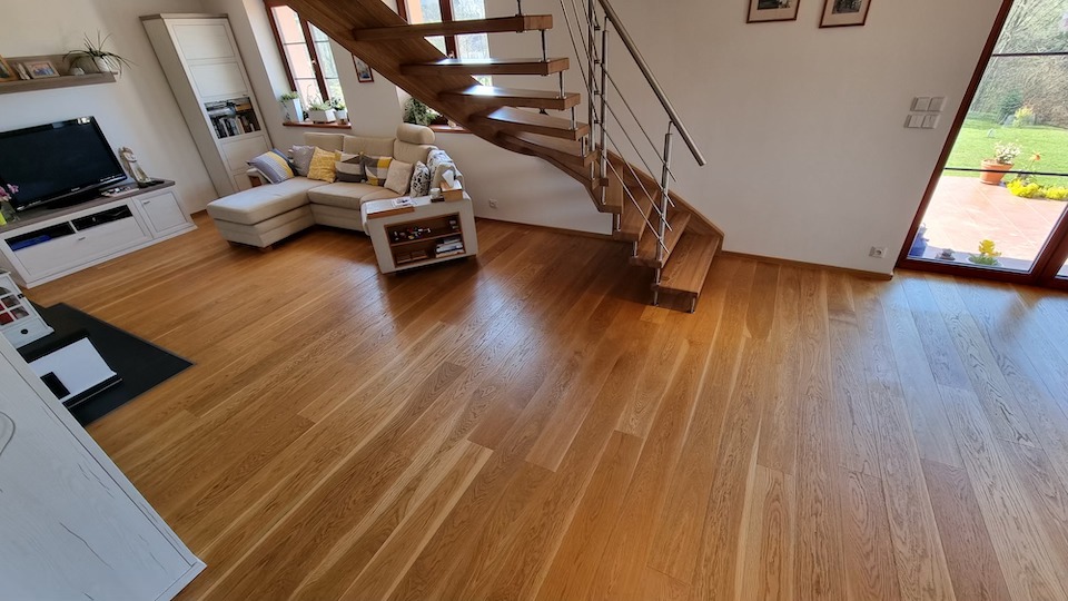 Olejování dřevěné podlahy Exclusive floors Dub přírodní Elegant skvrnám odolným olejem, který ochrání podlahu na rozl… –…