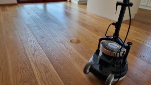 Olejování dřevěné podlahy Exclusive floors Dub přírodní Elegant skvrnám odolným olejem, který ochrání podlahu na rozl… –…